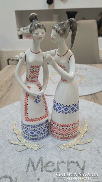 Gossiping girls from Raven House. 24 cm.