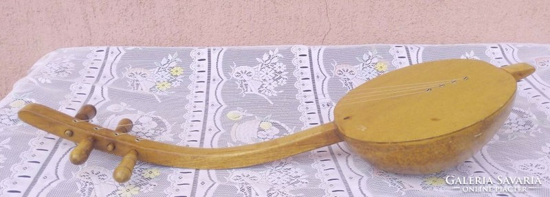 Afrikai Sefuno Korikaariye ívelt nyakú hárfalant. Pengetős tradicionális kézműves hangszer