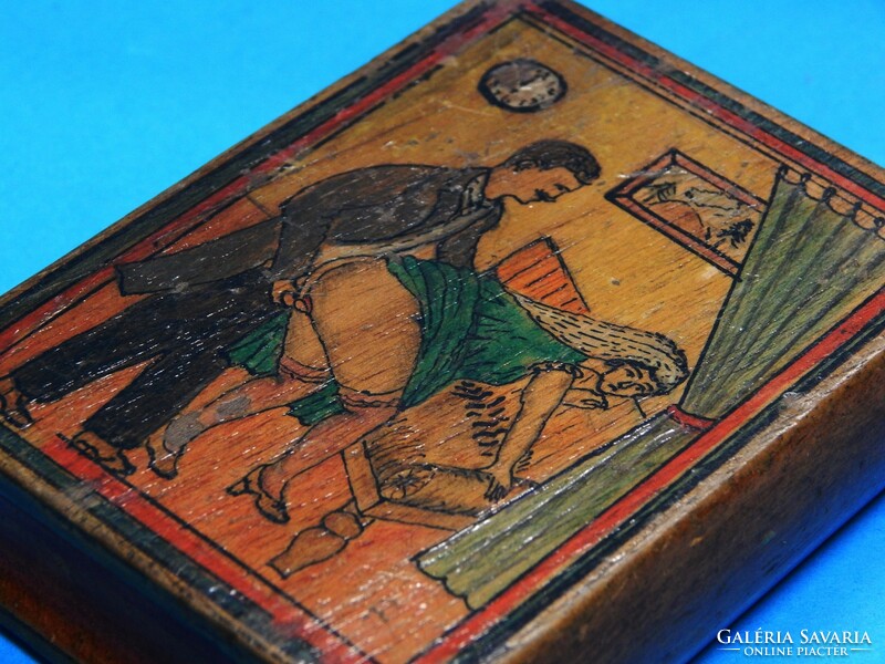 Festett erotikus ábrázolás fa dobozon a XX. szd. elejéről