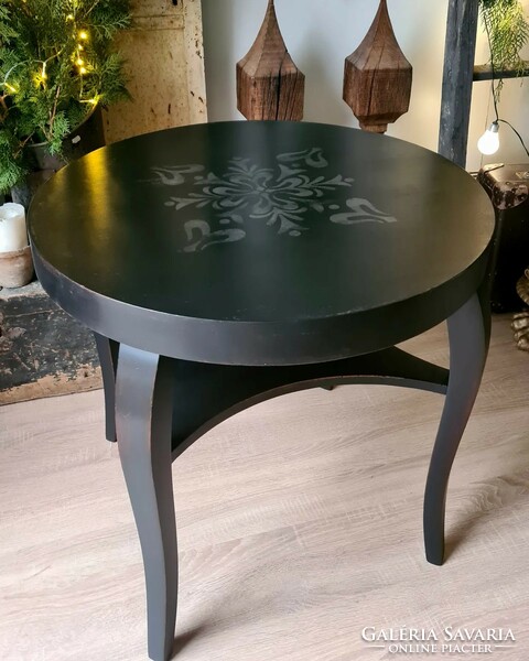 Painted art deco round table