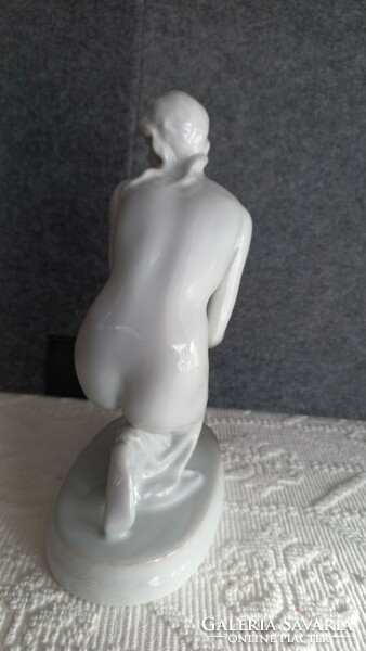 Zsolnay fehér mázas porcelán térdelő női akt, jelzett, 23 X 15 X 9 cm