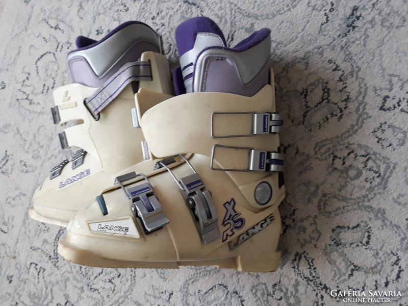 Used, good condition women's ski boots for 38 feet