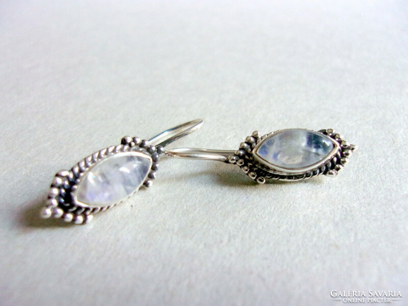 Silver earrings with moonstone decoration