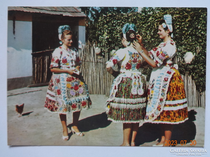 Régi postatiszta képeslap: Kalocsai népviselet