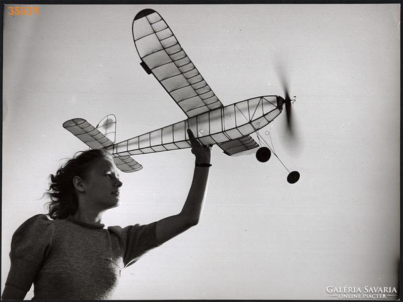 Nagyobb méret, Szendrő István fotóművészeti alkotása. Robbanómotoros repülőmodellel, 1930-as évek.