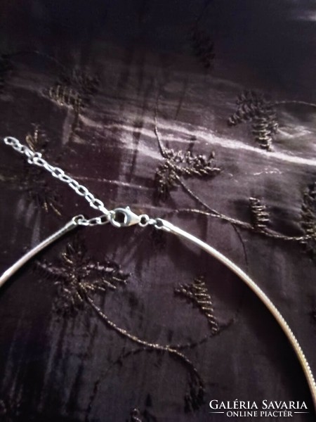 Silver showy necklace, rigid adjustable length