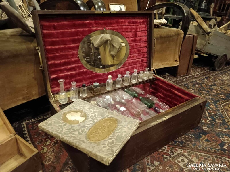 Pipere storage chest, or chest used to transport sample collection, small display case from the end of the 19th century