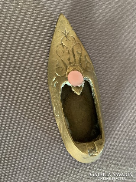 Oriental copper ashtray, shoes