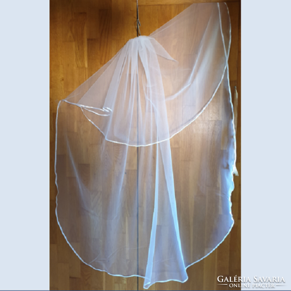 ÚJ, kézzel készített, 2 rétegű, szatén szélű HÓFEHÉR menyasszonyi fátyol 135cm hosszú (28.1)