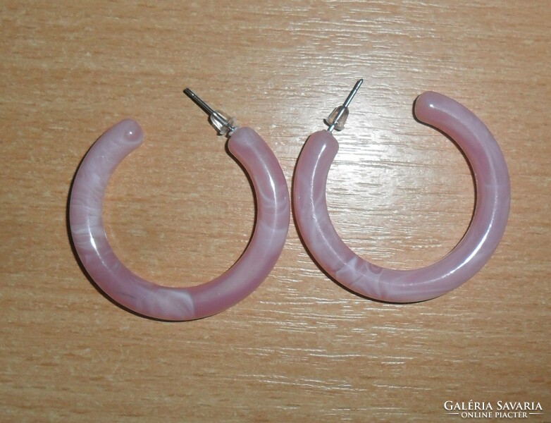 Marbled mauve colored, plug-in earrings.