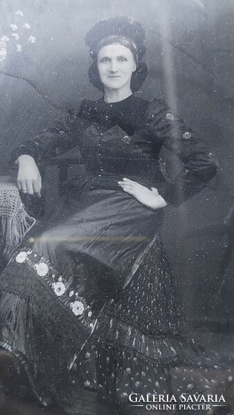 Keretezett régi fotó, női portré