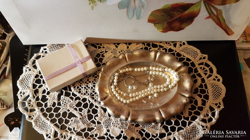 Retro pearl necklace, earrings and ring together