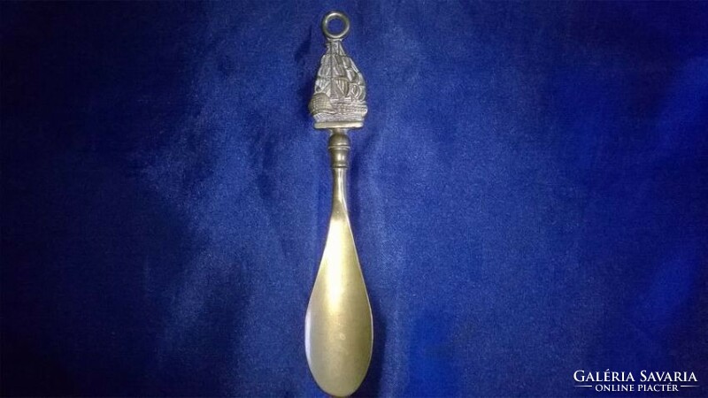 Copper shoe spoon with sailing decoration