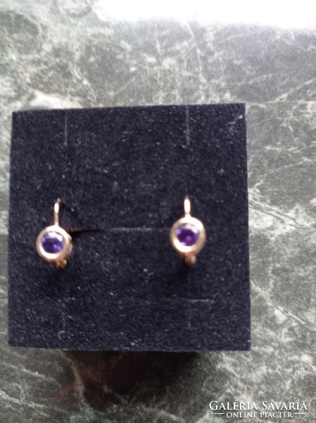 Gold earrings with amethyst stones
