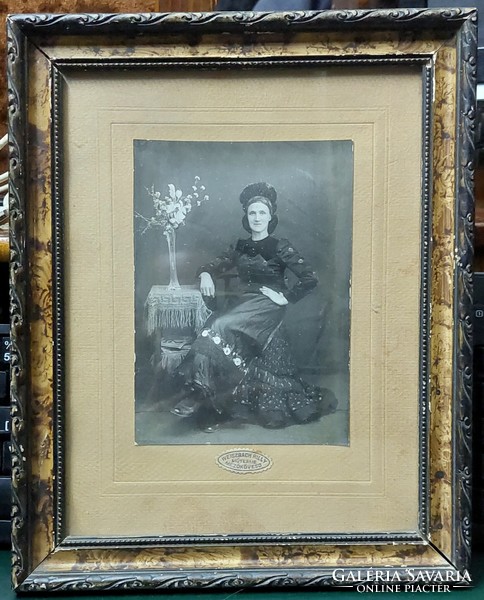 Keretezett régi fotó, női portré