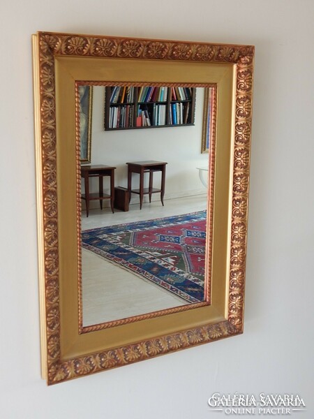 Mirror wood in a gilded frame.