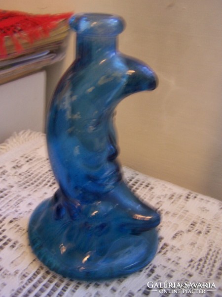 Hold alakú váza alul pihenő angyalka ábrázolással kék színű préselt üveg M: 16 cm. Korának megfelelő