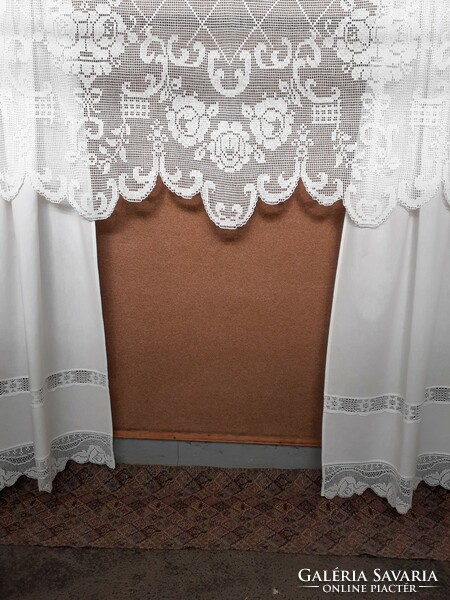 A beautiful flawless double-wing panoramic curtain