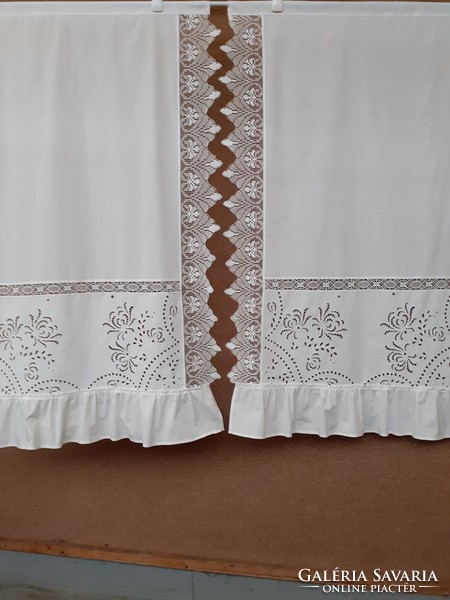 Embroidered two-wing curtain
