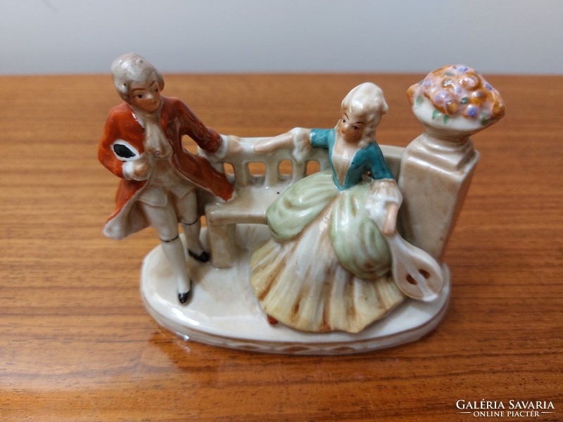 Régi német porcelán barokk pár hölgy padon mandolinnal