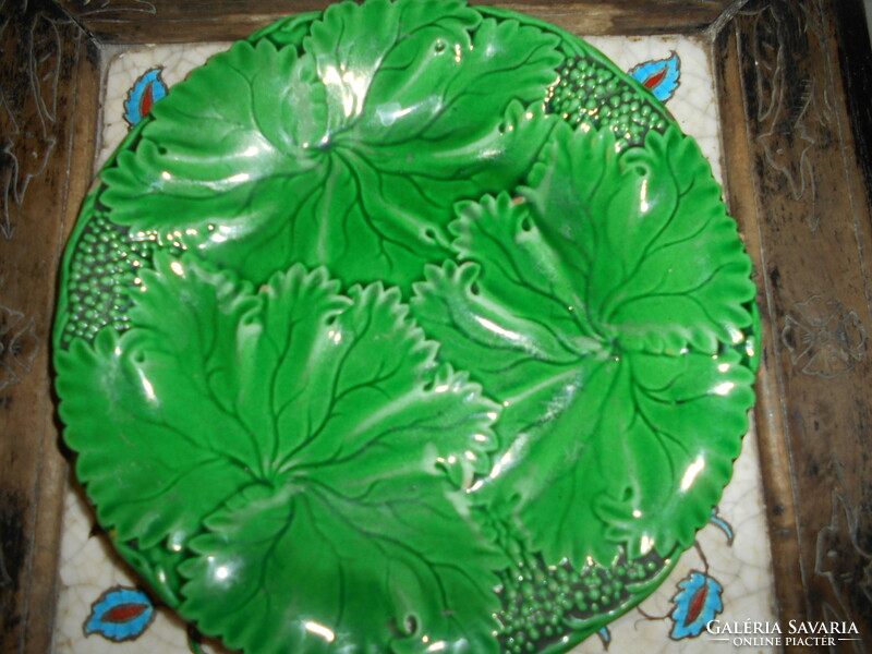 Antik Schramberg zöld színű levél mintás majolika tányér.