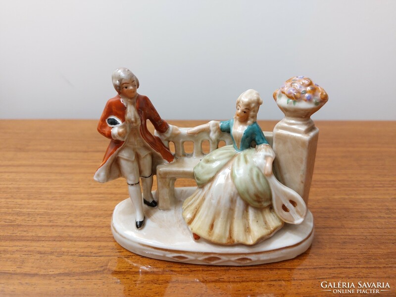 Régi német porcelán barokk pár hölgy padon mandolinnal