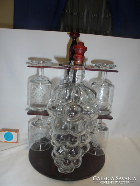 Boros készlet tartóban - szőlő alakú üveg palack, csiszolt szőlő mintás poharak