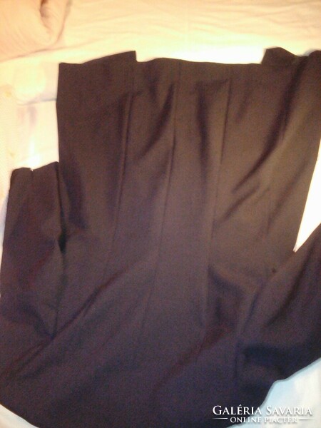 Fekete nadrágkosztüm hosszú kabátrésszel