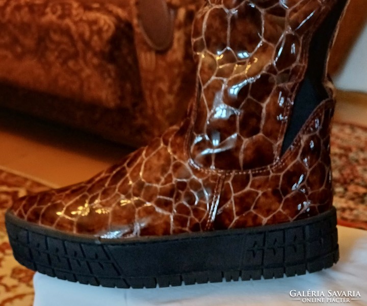 Super elegant, brand new Via Roma women's boots, size 39