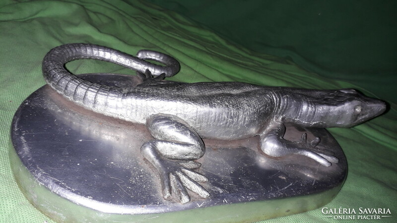 Lizard varanus statue with lifelike workmanship in very good condition 28 x 20 cm according to the pictures