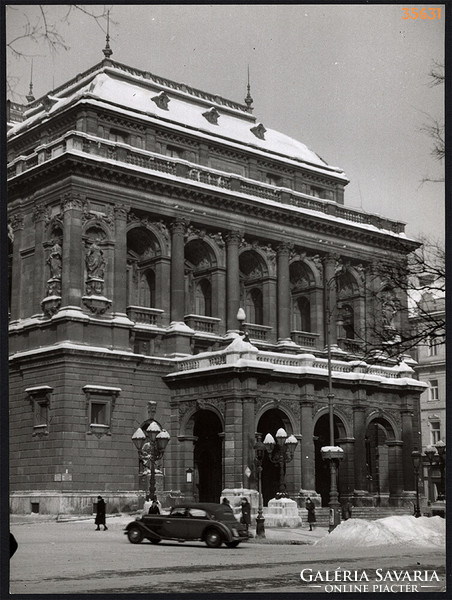 Nagyobb méret, Szendrő István fotóművészeti alkotása. Budapest, a téli Operaház autóval, 1930-as év