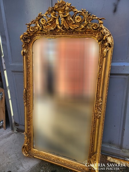 Gilded mirror decorated with angels and putts