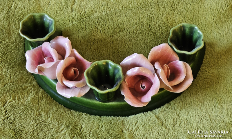 Semicircular porcelain candle holder with three candles decorated with roses
