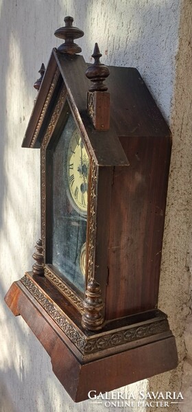 Antik faragott kisebb méretű falióra, asztali óra 1800-as évek kedves kecses óra, Könyvtár óra.
