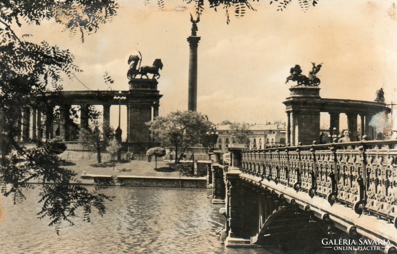 Bp - 106 Budapest walk, Városliget lake with the bridge and the monument