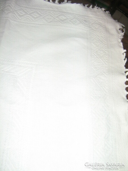 Woven tablecloth with a pattern of beautiful white fringed edges
