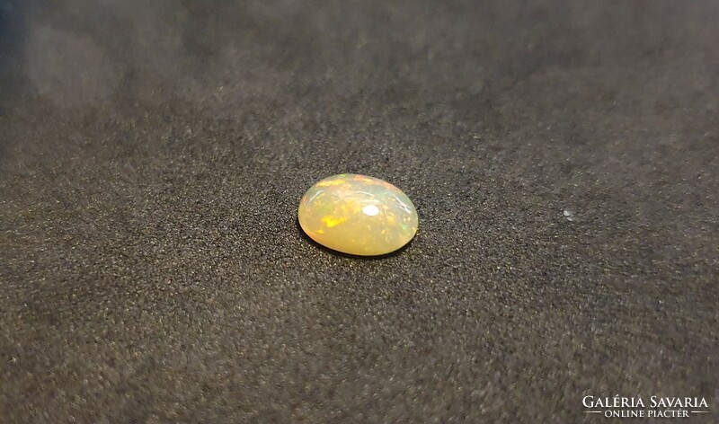 Sparkling Ethiopian welo opal 0.77 Carat. With certification.