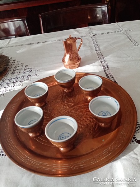 6 Syrian blue-white porcelain coffee cups in a red copper holder - with a large copper tray