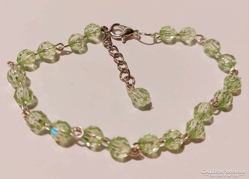 Apple green women's bracelet made of polished pearls