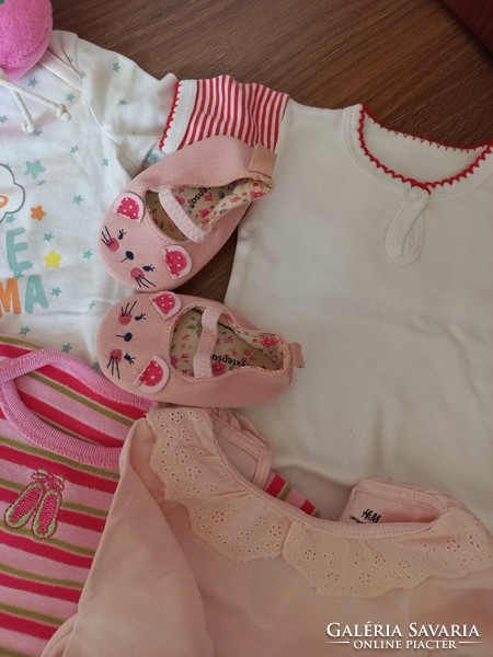 56- os bébi ruhacsomag kislánynaki+ ajándék csiripelő,csengő,csipogó