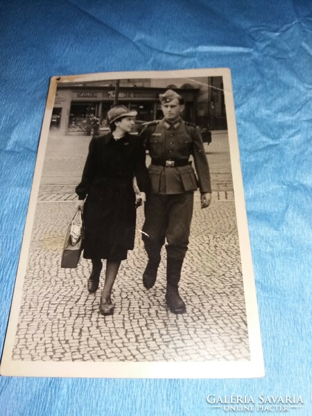 Antik 1942 hazalátogató német katona párjával sétál fotó képeslap eredeti a képek szerint
