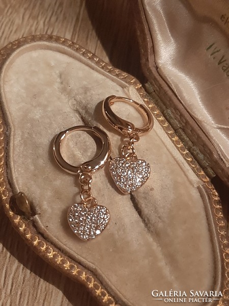 Heart-shaped earrings with small zircons