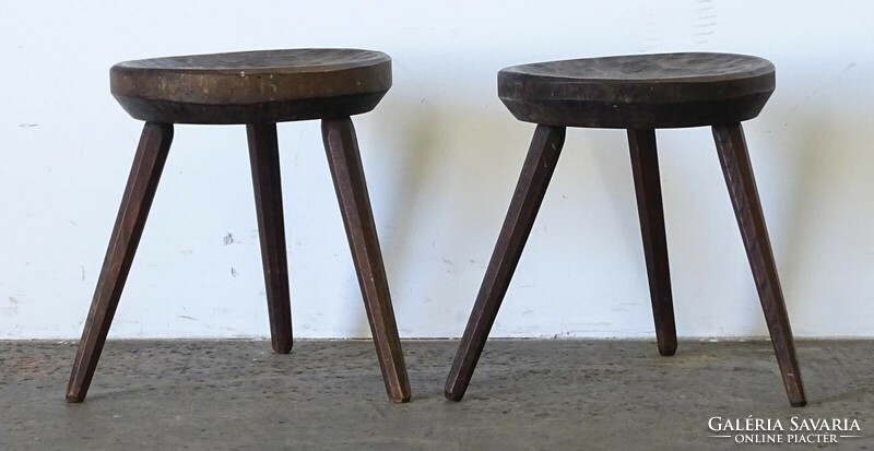 1Q144 Antik faragott háromlábú szék pár fejőszék pár