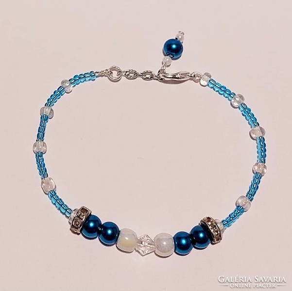 Women's bracelet made of blue and white pearls
