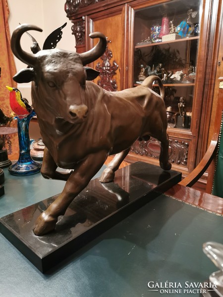 Gigantic bronze bull artwork