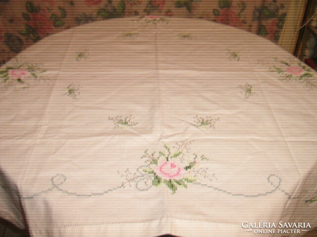 Csodaszép kézzel hímzett pasztell keresztszemes vintage rózsás fehér vászon kézimunka terítő