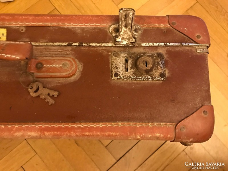 Grüll koffer,bőrönd,bőr szegéllyel diszítve. 60x18 cm,kulcsival.
