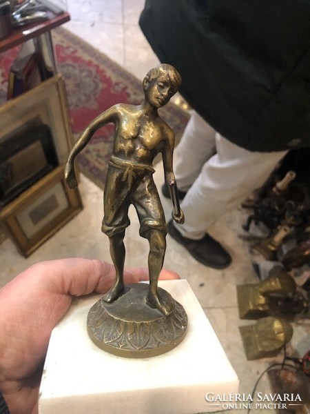 Pentaquet játszó fiú, bronzszobor, 15 cm-es magasságú.