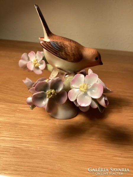 Herendi virágom ülő porcelán pinty madár.