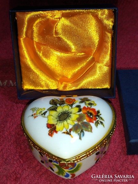 Beautiful flower-patterned porcelain heart-shaped jewelry holder